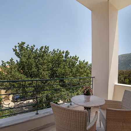Armonia Hotel Menites